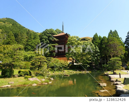 山口県山口市香山町にある曹洞宗の寺院で当初は香積寺、その後、仁保小高野から移設された瑠璃光寺 128612426