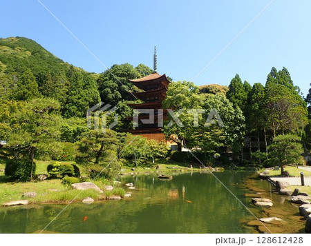 山口県山口市香山町にある曹洞宗の寺院で当初は香積寺、その後、仁保小高野から移設された瑠璃光寺 山口県山口市香山町にある曹洞宗の寺院で当初は香積寺、その後、仁保小高野から移設された瑠璃光寺 128612428