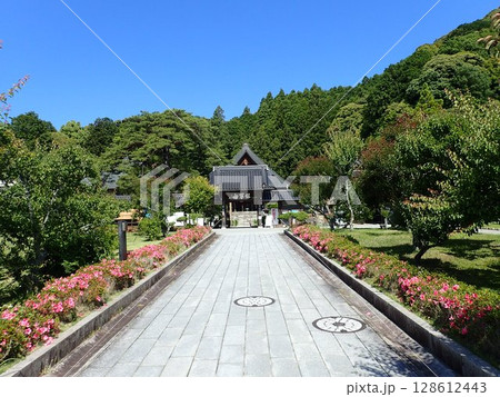 山口県山口市香山町にある曹洞宗の寺院で当初は香積寺、その後、仁保小高野から移設された瑠璃光寺 山口県山口市香山町にある曹洞宗の寺院で当初は香積寺、その後、仁保小高野から移設された瑠璃光寺 128612443
