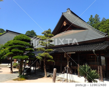 山口県山口市香山町にある曹洞宗の寺院で当初は香積寺、その後、仁保小高野から移設された瑠璃光寺 山口県山口市香山町にある曹洞宗の寺院で当初は香積寺、その後、仁保小高野から移設された瑠璃光寺 128612480