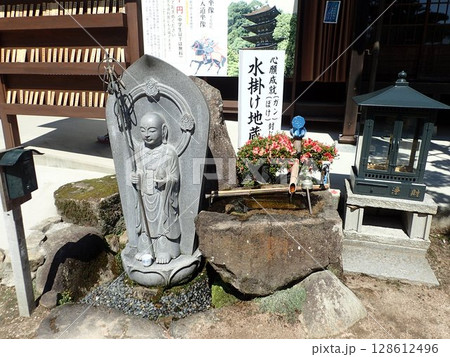 山口県山口市香山町にある曹洞宗の寺院で当初は香積寺、その後、仁保小高野から移設された瑠璃光寺 128612496