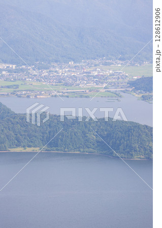 福井県、五胡テラスから見た三方五湖の風景 128612906