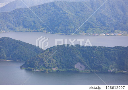 福井県、五胡テラスから見た三方五湖の風景 128612907