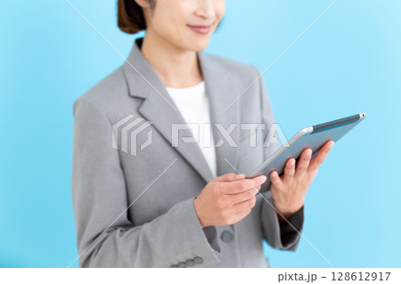 タブレットを持つミドル女性ビジネスウーマン 128612917