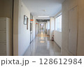 学校の廊下 128612984