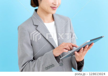 タブレットを持つミドル女性ビジネスウーマン 128613024