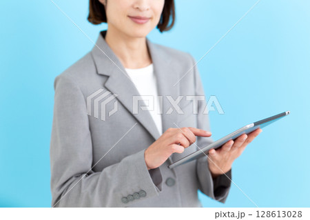 タブレットを持つミドル女性ビジネスウーマン 128613028