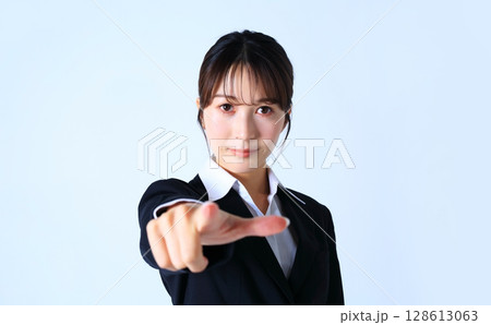 指をさす女性会社員のイメージ 128613063