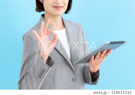 タブレットを持って丸サインをするミドル女性ビジネスウーマン タブレットを持って丸サインをするミドル女性ビジネスウーマン 128613142