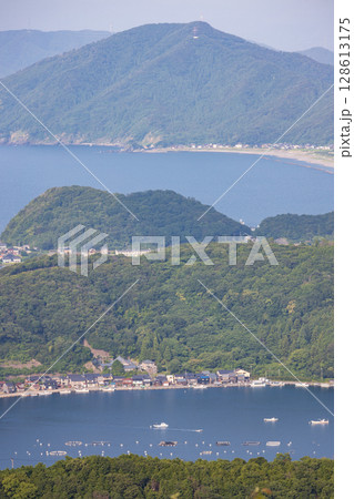 福井県、五胡テラスから見た夏の若狭湾の風景 128613175
