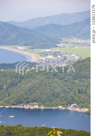 福井県、五胡テラスから見た夏の若狭湾の風景 128613176