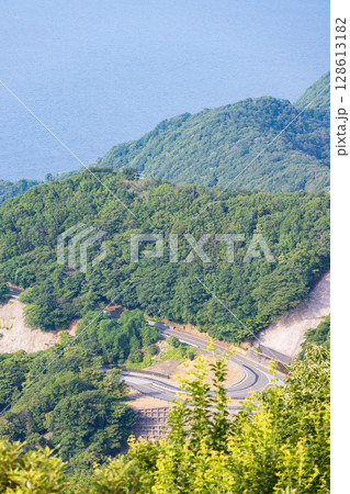 福井県、五胡テラスから見た夏の若狭湾の風景 128613182