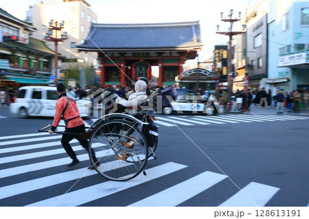 浅草を疾走する人力車 128613191