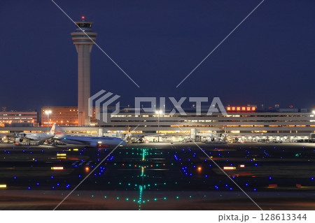 羽田空港の夜景　 128613344