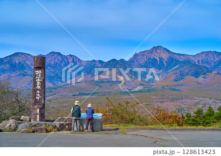 長野県南佐久郡の野辺山高原平沢峠から西側の眺望(八ヶ岳連峰,山梨県北杜市など) 128613423