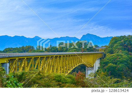 秋の山梨県北杜市の八ヶ岳高原大橋(黄色い橋)と南アルプスの眺望 秋の山梨県北杜市の八ヶ岳高原大橋(黄色い橋)と南アルプスの眺望 128613424