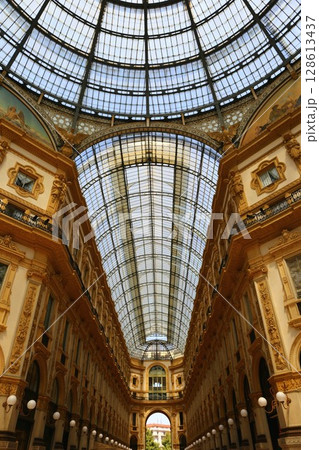 ミラノの貴賓室といわれるヴィットリオ・エマヌエーレⅡ世のガッレリア 128613437