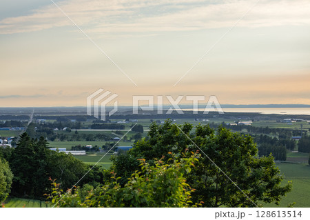 北海道斜里町の夕景 128613514