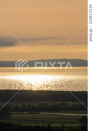 北海道斜里町の夕景 128613516