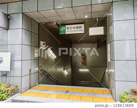 JR東日本「新日本橋駅」4番出口の駅名表示部 128613609