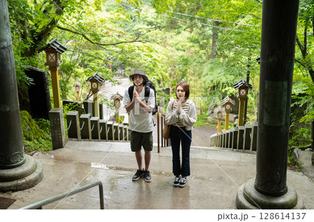 鳥居でお祈りするインバウンドの観光客 128614137