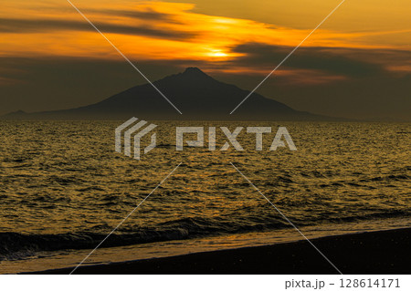 【北海道_オロロンライン】オロロンラインから見るサンセット利尻島 【北海道_オロロンライン】オロロンラインから見るサンセット利尻島 128614171