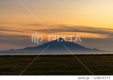 【北海道_オロロンライン】オロロンラインから見るサンセット利尻島 128614173