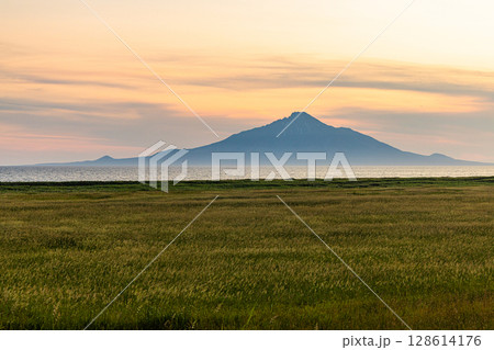 【北海道_オロロンライン】オロロンラインから見るサンセット利尻島 【北海道_オロロンライン】オロロンラインから見るサンセット利尻島 128614176