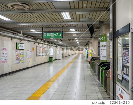 JR東日本「新日本橋駅」構内地下通路の駅名表示部 128614210