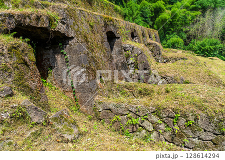 【世界遺産 石見銀山遺跡とその文化的景観】初夏の清水谷精錬所跡3 島根県大田市 【世界遺産 石見銀山遺跡とその文化的景観】初夏の清水谷精錬所跡3 島根県大田市 128614294