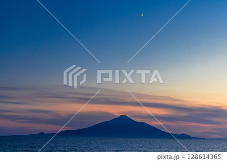 【北海道_オロロンライン】利尻・礼文島と三日月 128614365