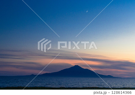 【北海道_オロロンライン】利尻・礼文島と三日月 128614366