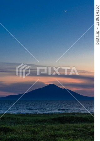 【北海道_オロロンライン】利尻・礼文島と三日月 128614367