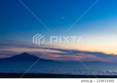 【北海道_オロロンライン】利尻・礼文島と三日月 128614368