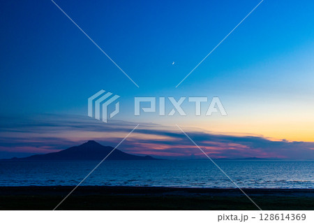 【北海道_オロロンライン】利尻・礼文島と三日月 128614369