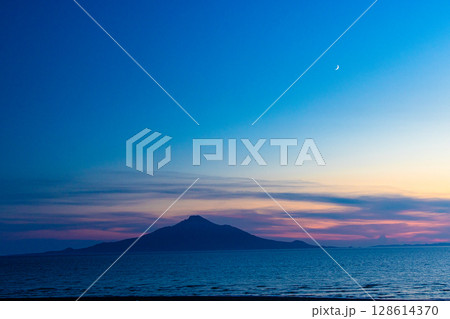 【北海道_オロロンライン】利尻・礼文島と三日月 128614370