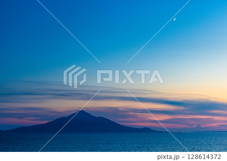 【北海道_オロロンライン】利尻・礼文島と三日月 128614372