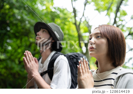 お祈りするインバウンドの観光客 お祈りするインバウンドの観光客 128614419