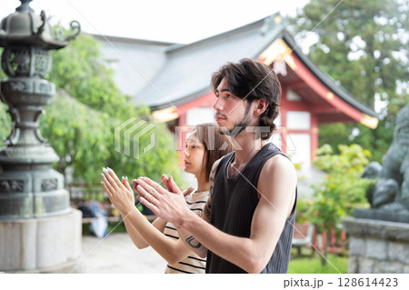 神社で参拝をするインバウンドの観光客 神社で参拝をするインバウンドの観光客 128614423