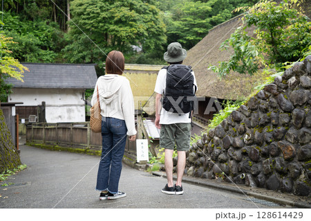 観光するインバウンドのカップル 128614429