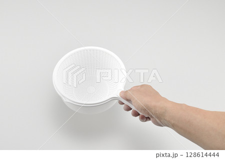 取っ手付きザルと取っ手付きボウル 取っ手付きザルと取っ手付きボウル 128614444