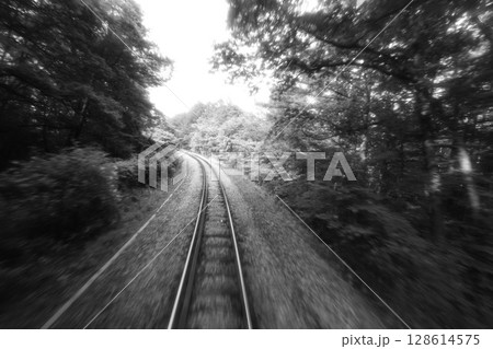 自然の中を走る列車から見た線路 128614575