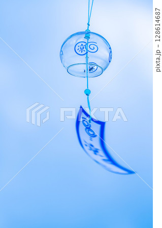 【夏素材】青空と風に揺れる風鈴【長野県】 128614687