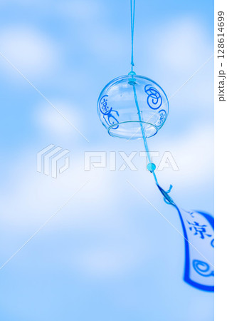 【夏素材】青空と風に揺れる風鈴【長野県】 【夏素材】青空と風に揺れる風鈴【長野県】 128614699