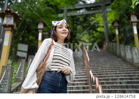 狐のお面を付けている女性 128614758