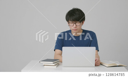 パソコンを使う男性 128614785