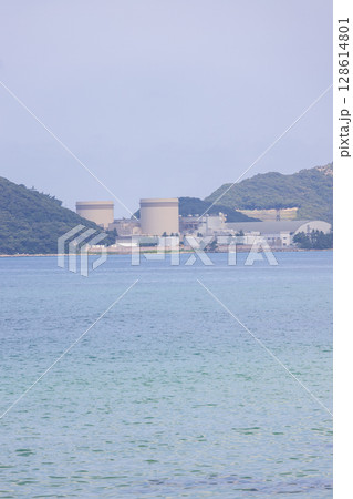 福井県美浜町の美浜原子力発電所と海の景色 福井県美浜町の美浜原子力発電所と海の景色 128614801