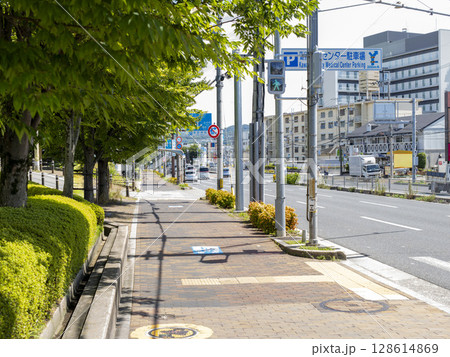 幹線道路沿いの街の風景 幹線道路沿いの街の風景 128614869