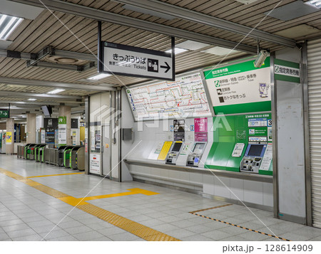JR東日本の自動券売機と路線図(新日本橋駅) JR東日本の自動券売機と路線図(新日本橋駅) 128614909