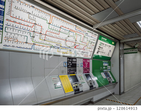 JR東日本の自動券売機と路線図（新日本橋駅） 128614913